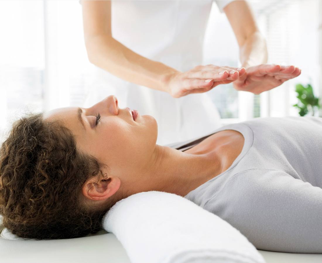 Reiki-Anwendung mit Händen über dem Körper